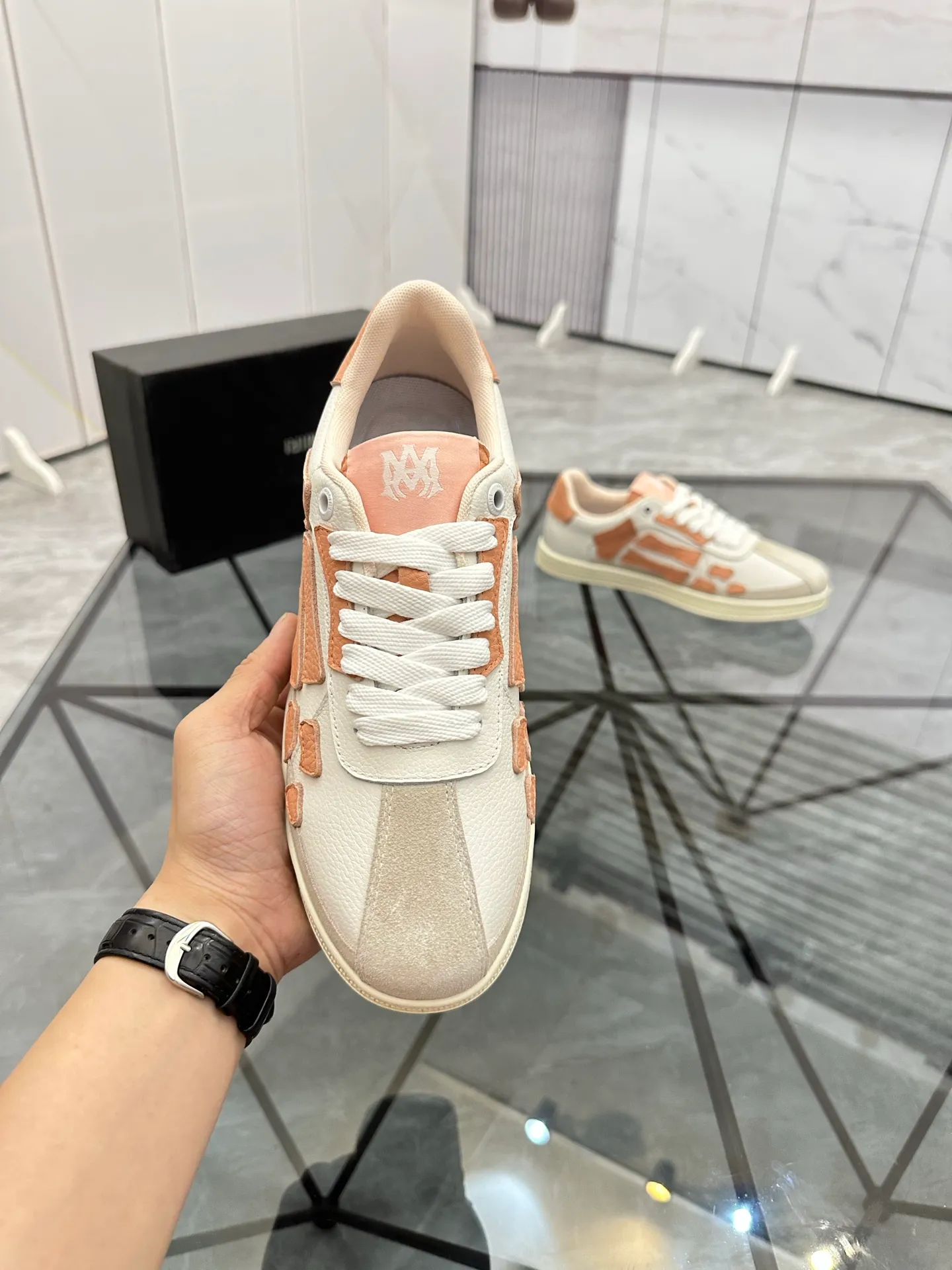 Men's shoes: 💰P420¥ Product trademark: AMIRI* "Amir*" low-top casual shoes Regular size: 38-45 (can be customized to 46) Product material: imported nubuck leather upper, breathable lining, original outsole. Number: 001